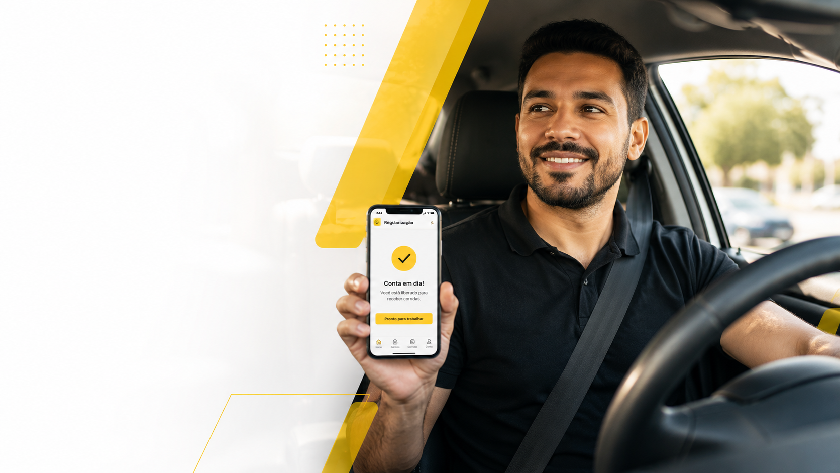 Motorista feliz no carro mostrando celular com conta ativa